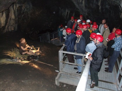 visitatori all'interno della grotta Nera